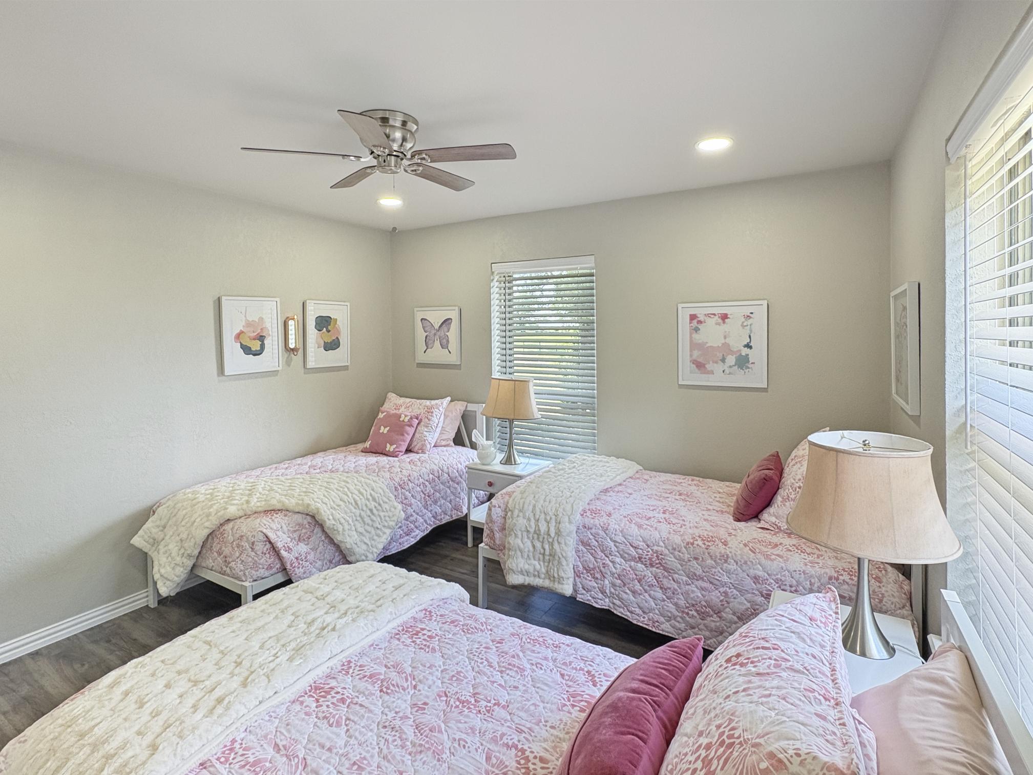 Butterfly Room – Sleeps 3, shared hall bath